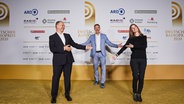 Gewinner in der Kategorie "Bestes Nachrichten- und Informationsformat": Steffen Jenter und Barbara Kostolnik von B5 aktuell mit Laudator Dirk Steffens (m). © Deutscher Radiopreis / Morris Mac Matzen Foto: Morris Mac Matzen