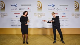 Gewinner in der Kategorie "Beste Reportage": Kornelia Kirchner von MDR AKTUELL mit Laudatorin Anna Loos (r.) © Deutscher Radiopreis / Morris Mac Matzen Foto: Morris Mac Matzen