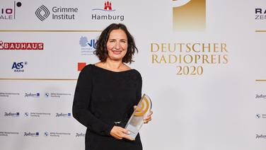 Gewinnerin in der Kategorie "Beste Reportage": Kornelia Kirchner von MDR AKTUELL mit Laudatorin Anna Loos (r.) © Deutscher Radiopreis / Morris Mac Matzen Foto: Morris Mac Matzen