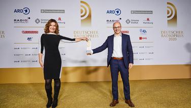 Gewinner in der Kategorie "Bester Podcast": Doreen Strasdas und Bastian Berbner von NDR Info © Deutscher Radiopreis / Morris Mac Matzen Foto: Morris Mac Matzen
