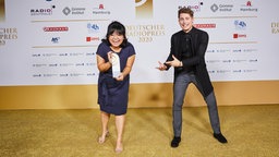 Gewinnerin in der Kategorie "Beste*r Newcomer*in": Anh Tran vom Deutschlandfunk mit Laudator Falco Punch © Deutscher Radiopreis / Morris Mac Matzen Foto: Morris Mac Matzen