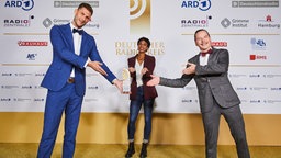 Gewinner in der Kategorie "Beste Innovation am Morgen": Vince Schuster und Dennis Strobel von ENERGY Stuttgart mit Laudatorin Malaika Mihambo © Deutscher Radiopreis / Morris Mac Matzen Foto: Morris Mac Matzen