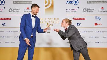 Gewinner in der Kategorie "Beste Innovation am Morgen": Vince Schuster und Dennis Strobel von ENERGY Stuttgart © Deutscher Radiopreis / Morris Mac Matzen Foto: Morris Mac Matzen