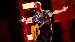 Milow singt und breitet die Arme dabei aus. © Deutscher Radiopreis / Philipp Szyza Foto: Philipp Szyza