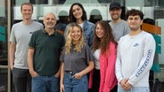 Das Team von Bremen NEXT am Nachmittag (v.l.): Dennis Miler, Matthias Zähler, Sophie Labitzke, Jolanta Stebel, Larissa Sobral, Jochen Burchard und Janik Resa. Nicht im Bild: Hannah Bräuer © Radio Bremen / Lasse Cegiolka Foto: Lasse Cegiolka