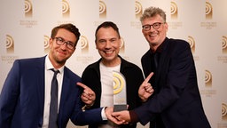 Gewinner in der Kategorie "Beste Reportage":  Stephan Ziegert von detektor.fm (links) und Steen Lorenzen von radioeins vom rbb (rechts). Die Laudatio hielt Bestseller-Autor Sebastian Fitzek.  © Deutscher Radiopreis / Morris Mac Matzen Foto: Morris Mac Matzen