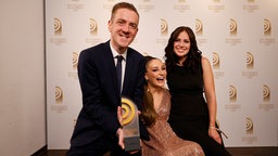 Gewinner in der Kategorie "Beste Programmaktion": Tobias Fenneker und Sinah Jakobsmeyer von Radio Hochstift. Die Laudatio hielt Olympia-Siegerin Kristina Vogel (m.). © Deutscher Radiopreis / Morris Mac Matzen Foto: Morris Mac Matzen