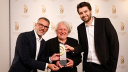 Gewinner in der Kategorie "Bestes Musikformat": Frank Probst (l.) und Alex Franz von N-JOY vom NDR. Die Laudatio hielt Radiolegende Peter Urban (m.).  © Deutscher Radiopreis / Morris Mac Matzen Foto: Morris Mac Matzen