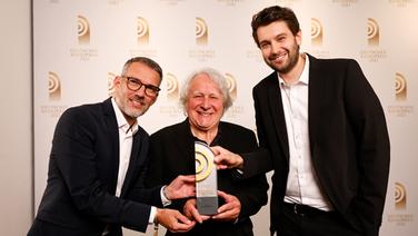 Gewinner in der Kategorie "Bestes Musikformat": Frank Probst (l.) und Alex Franz von N-JOY vom NDR. Die Laudatio hielt Radiolegende Peter Urban (m.). © Deutscher Radiopreis / Morris Mac Matzen Foto: Morris Mac Matzen