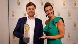 Gewinner in der Kategorie "Bestes Entertainment": Tobias Brodowy von WDR 5. Die Laudatio hielt Moderatorin Anja Reschke. © Deutscher Radiopreis / Morris Mac Matzen Foto: Morris Mac Matzen