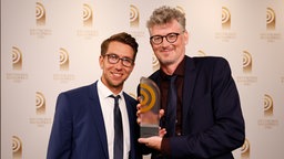 Gewinner in der Kategorie "Beste Reportage":  (v.l.) Stephan Ziegert von detektor.fm und Steen Lorenzen von radioeins vom rbb. © Deutscher Radiopreis / Morris Mac Matzen Foto: Morris Mac Matzen