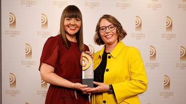 Gewinner in der Kategorie "Bestes Informationsformat": (v.l.) Eva Deinert und Yvonne Maier von Bayern 2. © Deutscher Radiopreis / Morris Mac Matzen Foto: Morris Mac Matzen