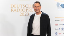 Sebastian Fitzek steht auf dem Roten Teppich des Deutschen Radiopreises 2023 © Deutscher Radiopreis / Benjamin Hüllenkremer Foto: Benjamin Hüllenkremer