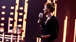 Katrin Bauerfeind auf der Bühne des Deutschen Radiopreises 2023 © Deutscher Radiopreis / Benjamin Hüllenkremer Foto: Benjamin Hüllenkremer