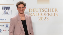 Tim Kamrad auf dem roten Teppich. © Deutscher Radiopreis / Benjamin Hüllenkremer Foto: Benjamin Hüllenkremer