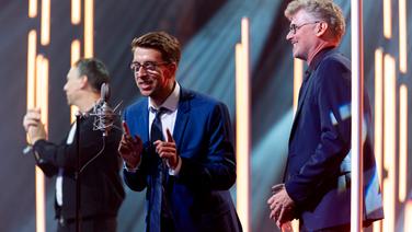 Steen Lorenzen und Stephan Ziegert nehmen ihren Preis beim Deutschen Radiopreis 2023 entgegen © Deutscher Radiopreis / Benjamin Hüllenkremer Foto: Benjamin Hüllenkremer