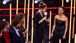 Katrin Bauerfeind und Aminata Belli auf der Bühne des Deutschen Radiopreises 2023 © Deutscher Radiopreis / Philipp Szyza Foto: Philipp Szyza