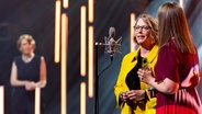 Eva Deinert und Yvonne Maier auf der Bühne des Deutschen Radiopreises 2023 © Deutscher Radiopreis / Benjamin Hüllenkremer Foto: Benjamin Hüllenkremer