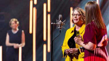 Eva Deinert und Yvonne Maier auf der Bühne des Deutschen Radiopreises 2023 © Deutscher Radiopreis / Benjamin Hüllenkremer Foto: Benjamin Hüllenkremer