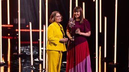 Eva Deinert und Yvonne Maier auf der Bühne des Deutschen Radiopreises 2023 © Deutscher Radiopreis / Philipp Szyza Foto: Philipp Szyza