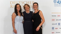 "First Lady" Elke Büdenbender (m.) auf dem roten Teppich mit Grit Leithäuser von der Radiozentrale und Katja Marx vom NDR © Deutscher Radiopreis / Benjamin Hüllenkremer Foto: Benjamin Hüllenkremer
