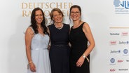 "First Lady" Elke Büdenbender (m.) auf dem roten Teppich mit Grit Leithäuser von der Radiozentrale und Katja Marx vom NDR © Deutscher Radiopreis / Benjamin Hüllenkremer Foto: Benjamin Hüllenkremer