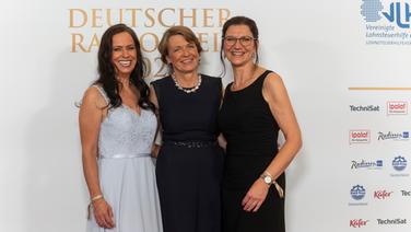 "First Lady" Elke Büdenbender (m.) auf dem roten Teppich mit Grit Leithäuser von der Radiozentrale und Katja Marx vom NDR © Deutscher Radiopreis / Benjamin Hüllenkremer Foto: Benjamin Hüllenkremer