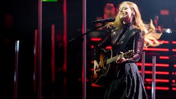 Freya Ridings singt auf der Bühne des Deutschen Radiopreises 2023 © Deutscher Radiopreis / Benjamin Hüllenkremer Foto: Benjamin Hüllenkremer