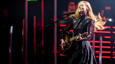 Freya Ridings singt auf der Bühne des Deutschen Radiopreises 2023 © Deutscher Radiopreis / Benjamin Hüllenkremer Foto: Benjamin Hüllenkremer