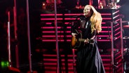 Freya Ridings singt auf der Bühne des Deutschen Radiopreises 2023 © Deutscher Radiopreis / Benjamin Hüllenkremer Foto: Benjamin Hüllenkremer