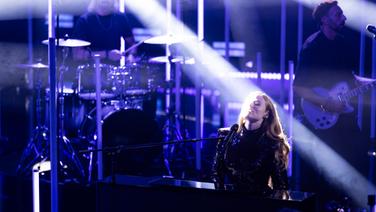 Freya Ridings auf der Bühne des Deutschen Radiopreises 2023 © Deutscher Radiopreis / Philipp Szyza Foto: Philipp Szyza
