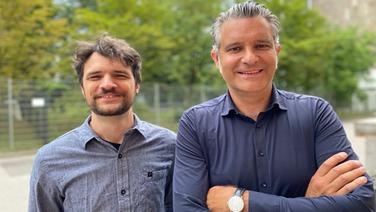 BR24 Radio, Maximilian Zierer und Arne Meyer-Fünffinger, „Der Funkstreifzug: Die AfD im Bundestag beschäftigt mehr Rechtsextreme als bisher bekannt“ BR24 Radio, Maximilian Zierer und Arne Meyer-Fünffinger, „Der Funkstreifzug: Die AfD im Bundestag beschäftigt mehr Rechtsextreme als bisher bekannt“ © BR