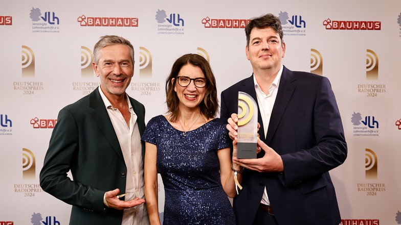 Gewinner in der Kategorie "Beste Sendung": Jana Magdanz und Andreas Blendin von "Die Maus" und WDR5 - zusammen mit Laudator Dirk Steffens (li.) Gewinner in der Kategorie "Beste Sendung": Jana Magdanz und Andreas Blendin von "Die Maus" und WDR5 - zusammen mit Laudator Dirk Steffens (li.) © Deutscher Radiopreis / Morris Mac Matzen Foto: Morris Mac Matzen