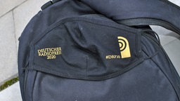 Ein Nasen-Mund-Schutz mit dem Logo des Deutschen Radiopreises © NDR Foto: Janine Kühl