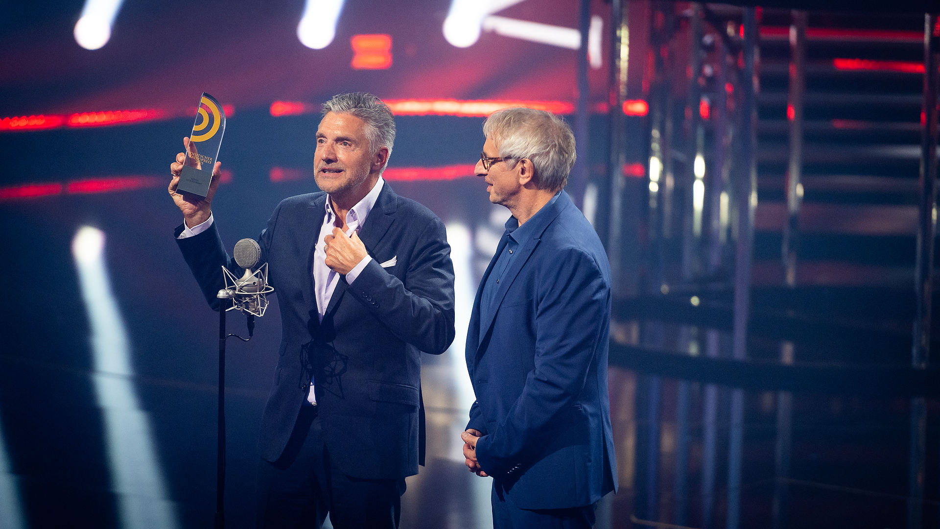 Deutscher Radiopreis 2025 Bestes Musikformat: Heiner Knapp von rbb 88.8 und Laudator Ingolf Lück Deutscher Radiopreis 2025