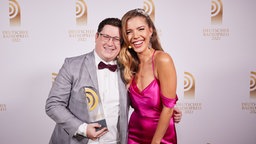 Gewinner in der Kategorie "Beste Comedy": Fabian Kapfer von bigFM mit Laudatorin Victoria Swarovski. © Deutscher Radiopreis / Morris Mac Matzen Foto: Morris Mac Matzen