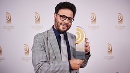 Gewinner in der Kategorie "Bestes Interview": Nabil Atassi von SWR1 Baden-Württemberg mit Laudatorin Fränzi Kühne. © Deutscher Radiopreis / Morris Mac Matzen Foto: Morris Mac Matzen