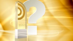 Der Award für den Deutschen Radiopreis und ein Fragenzeichen. © Deutscher Radiopreis 