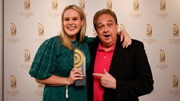 Gewinnerin in der Kategorie "Beste:r Newcomer:in": Isabelle Ihden von Radio TEDDY. Die Laudatio hielt Comedian Oliver Kalkofe. © Deutscher Radiopreis / Morris Mac Matzen Foto: Morris Mac Matzen