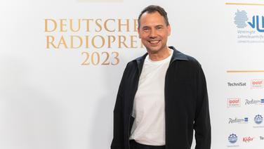 Sebastian Fitzek steht auf dem Roten Teppich des Deutschen Radiopreises 2023 © Deutscher Radiopreis / Benjamin Hüllenkremer Foto: Benjamin Hüllenkremer