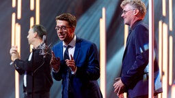 Steen Lorenzen und Stephan Ziegert nehmen ihren Preis beim Deutschen Radiopreis 2023 entgegen © Deutscher Radiopreis / Benjamin Hüllenkremer Foto: Benjamin Hüllenkremer
