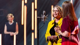 Eva Deinert und Yvonne Maier auf der Bühne des Deutschen Radiopreises 2023 © Deutscher Radiopreis / Benjamin Hüllenkremer Foto: Benjamin Hüllenkremer