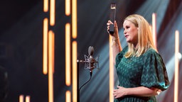 Isabelle Ihden auf der Bühne des Deutschen Radiopreises 2023 © Deutscher Radiopreis / Benjamin Hüllenkremer Foto: Benjamin Hüllenkremer