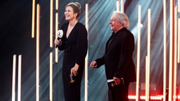 Katrin Bauerfeind und Laudator Peter Urban Katrin Bauerfeind und Laudator Peter Urban © Deutscher Radiopreis / Benjamin Hüllenkremer Foto: Benjamin Hüllenkremer