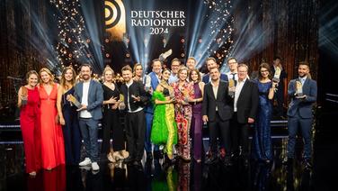 Die Siegerinnen und Sieger des Deutschen Radiopreises 2024 Die Siegerinnen und Sieger des Deutschen Radiopreises 2024 © Deutscher Radiopreis / Benjamin Hüllenkremer Foto: Benjamin Hüllenkremer